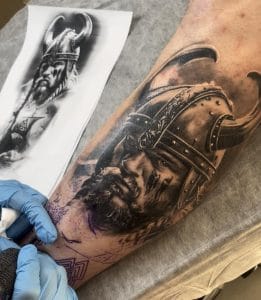 Tatuaje de guerrero realista realizado por alumna en el curso intensivo de Tattoo School Madrid