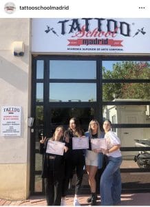 Alumnas celebrando su certificación en Tattoo School Madrid a las puertas de la academia de tatuajes
