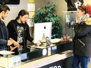 Instructores de Tattoo School Madrid orientando a una alumna para recomendarle el Curso de Tatuaje más adecuado a su perfil