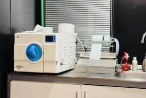 Zona de esterilización en Tattoo School Madrid, acreditada por la Comunidad de Madrid y el Ministerio de Sanidad para la formación higiénico sanitaria.” 