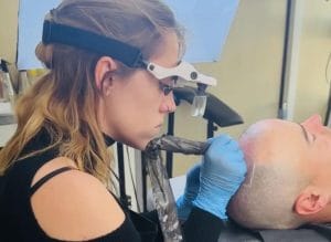 alumna realizando una práctica de tricopigmentacion durante el curso de micropigmentacion paramedica de Tattoo School Madrid