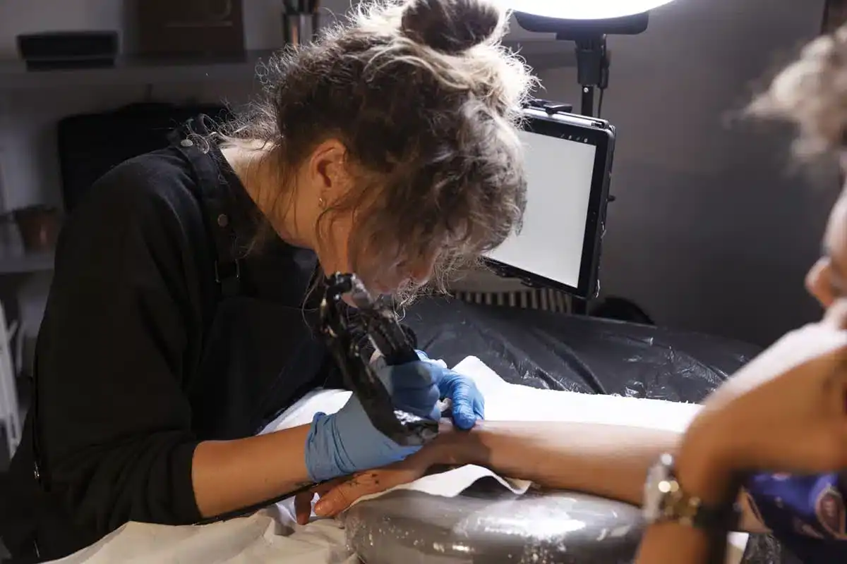 Alumna en Curso de tatuaje Homologado