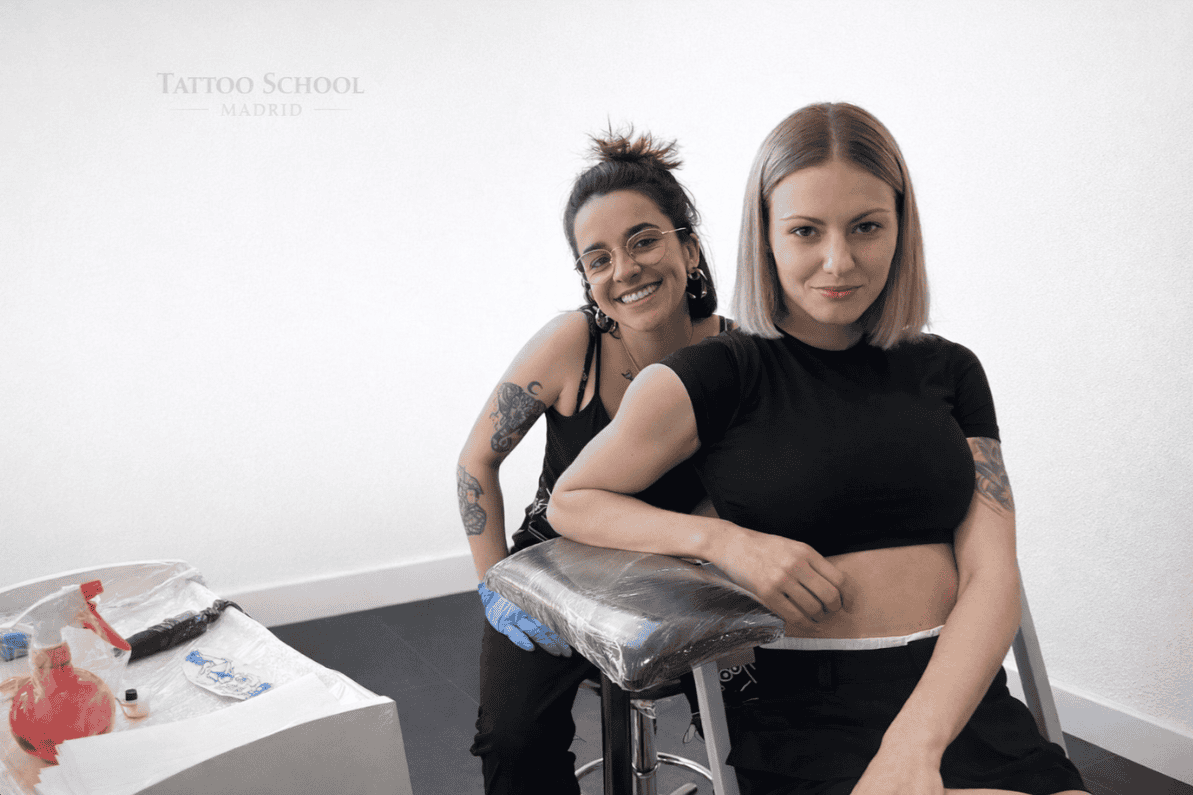 alumnas de Tattoo School Madrid posan antes de empezar una practica del curso de tatuaje intensivo