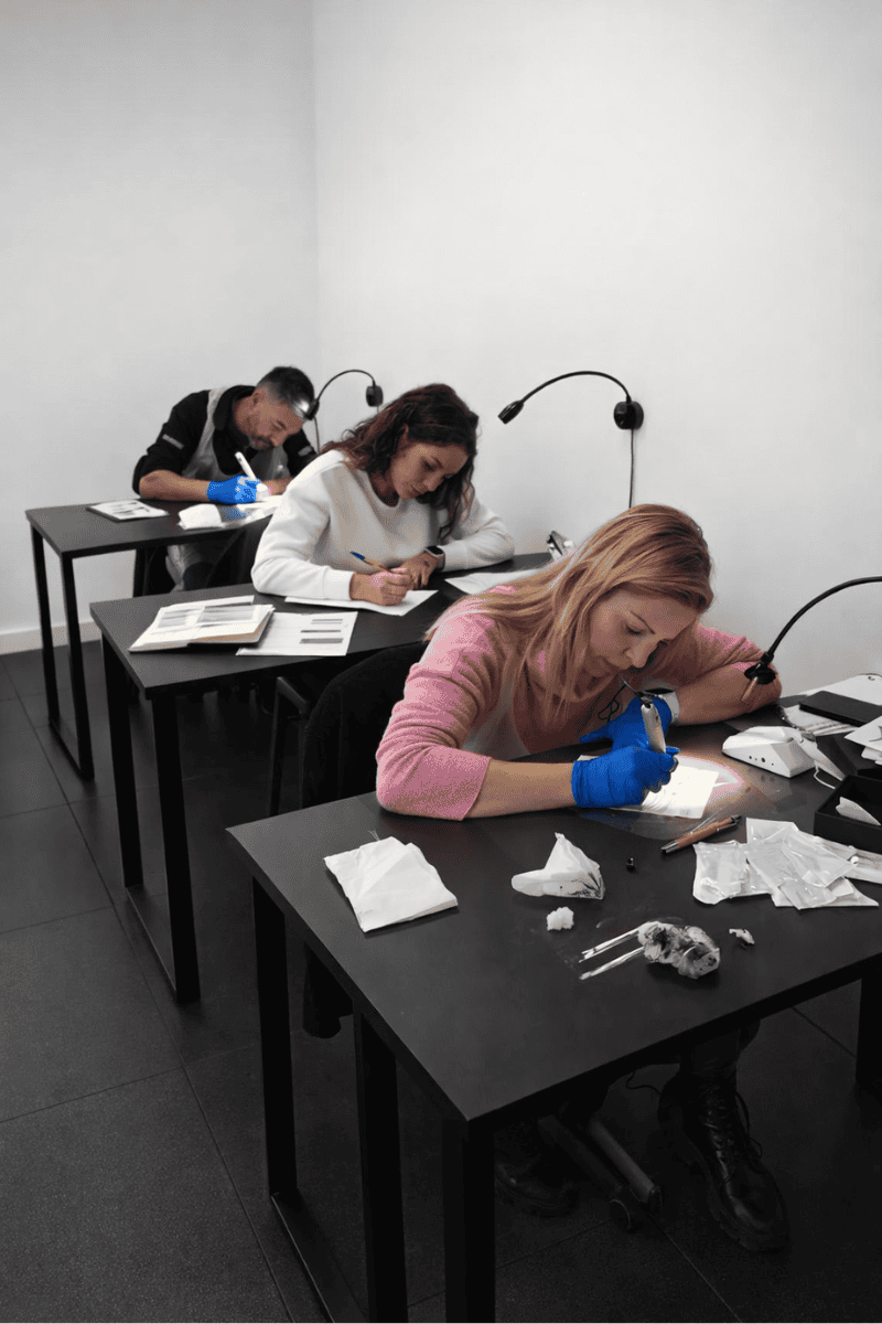 practica de colorimetria durante el curso de Micropigmentacion oficial en Tattoo School Madrid