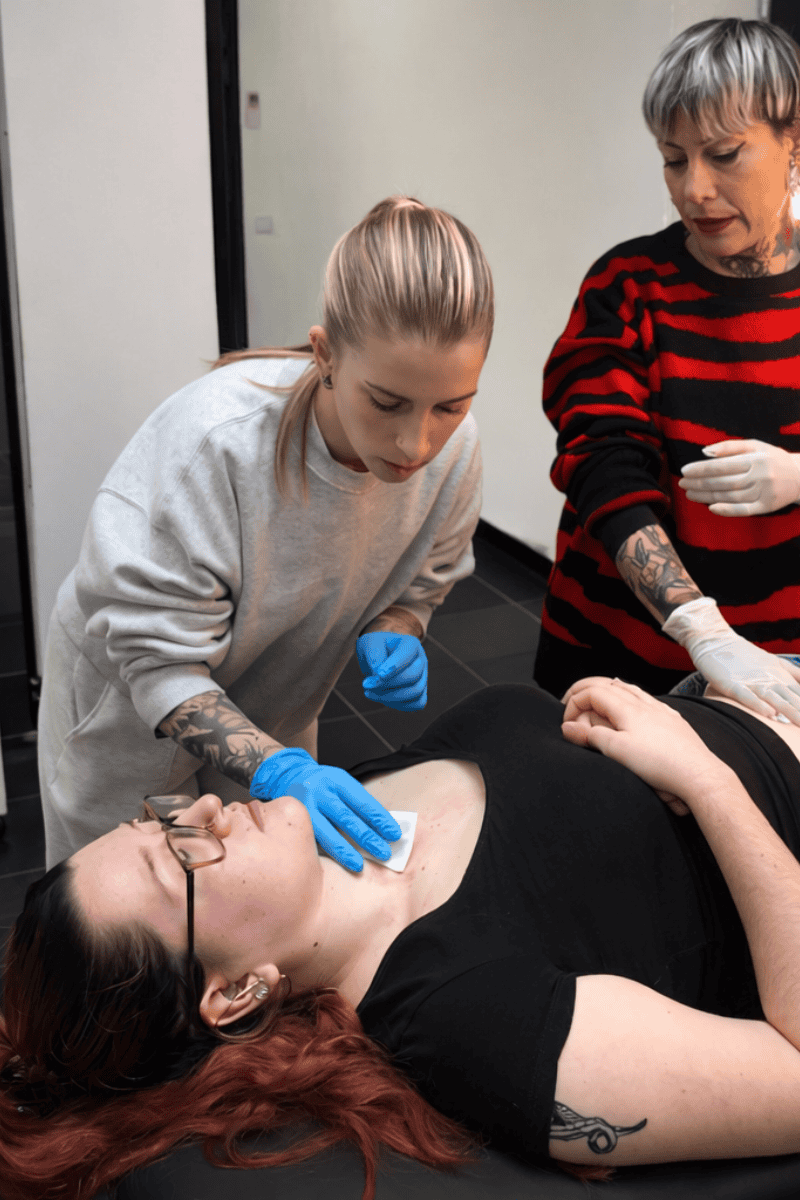 microdermal realizado por una alumna bajo la supervisión de la profesora durante el curso de piercing avanzado en Tattoo School Madrid