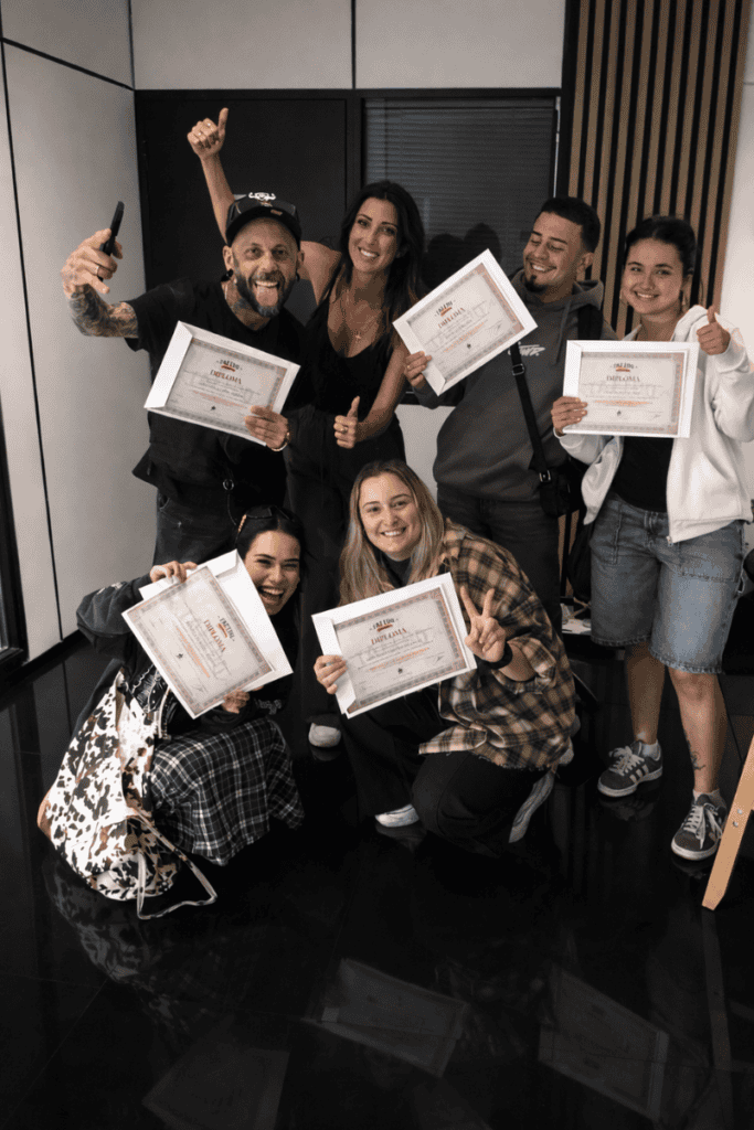 obtención de diplomas tras conseguir pasar las pruebas durante la formación de eliminación de tatuajes en Tattoo School Madrid