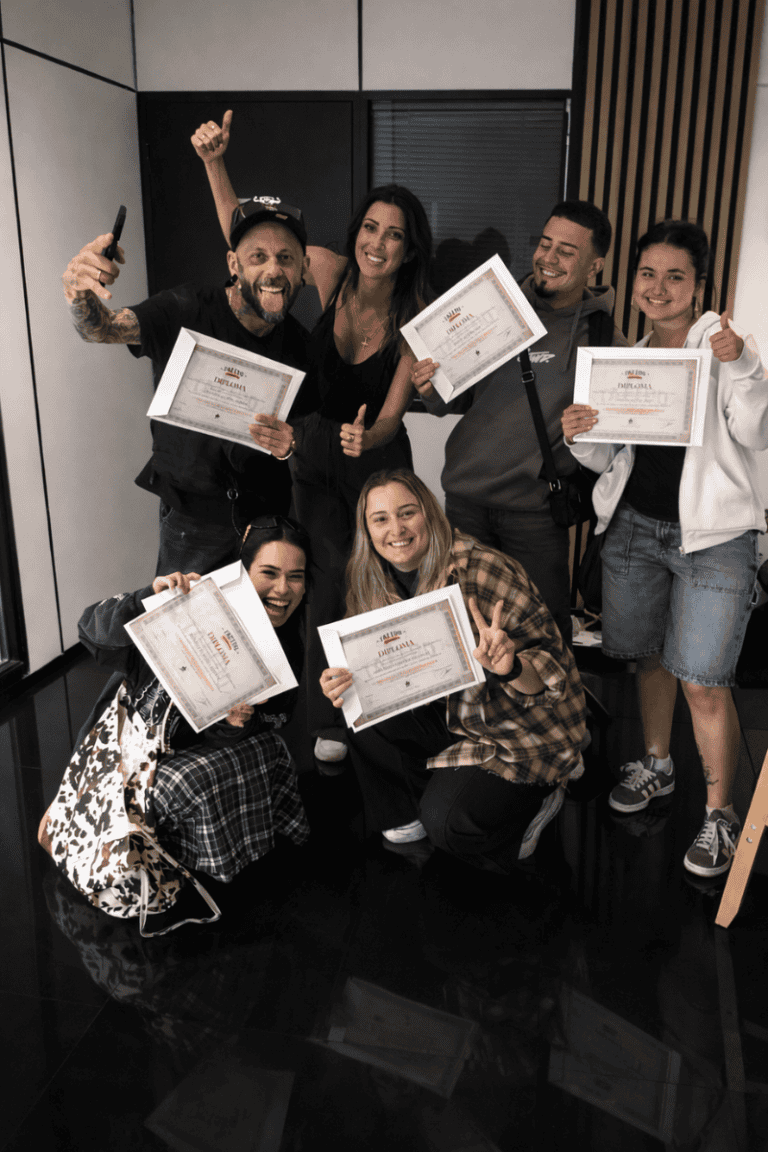 obtención de diplomas tras conseguir pasar las pruebas durante la formación de eliminación de tatuajes en Tattoo School Madrid