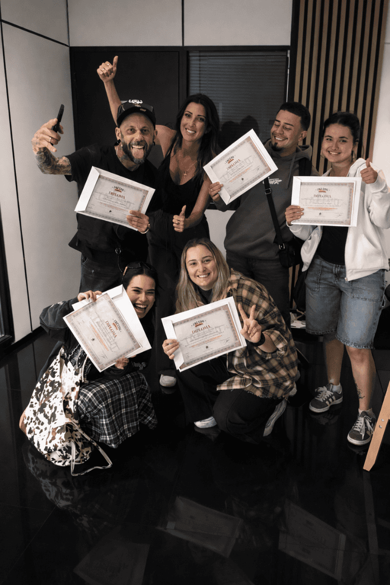 obtención de diplomas tras conseguir pasar las pruebas durante la formación de eliminación de tatuajes en Tattoo School Madrid