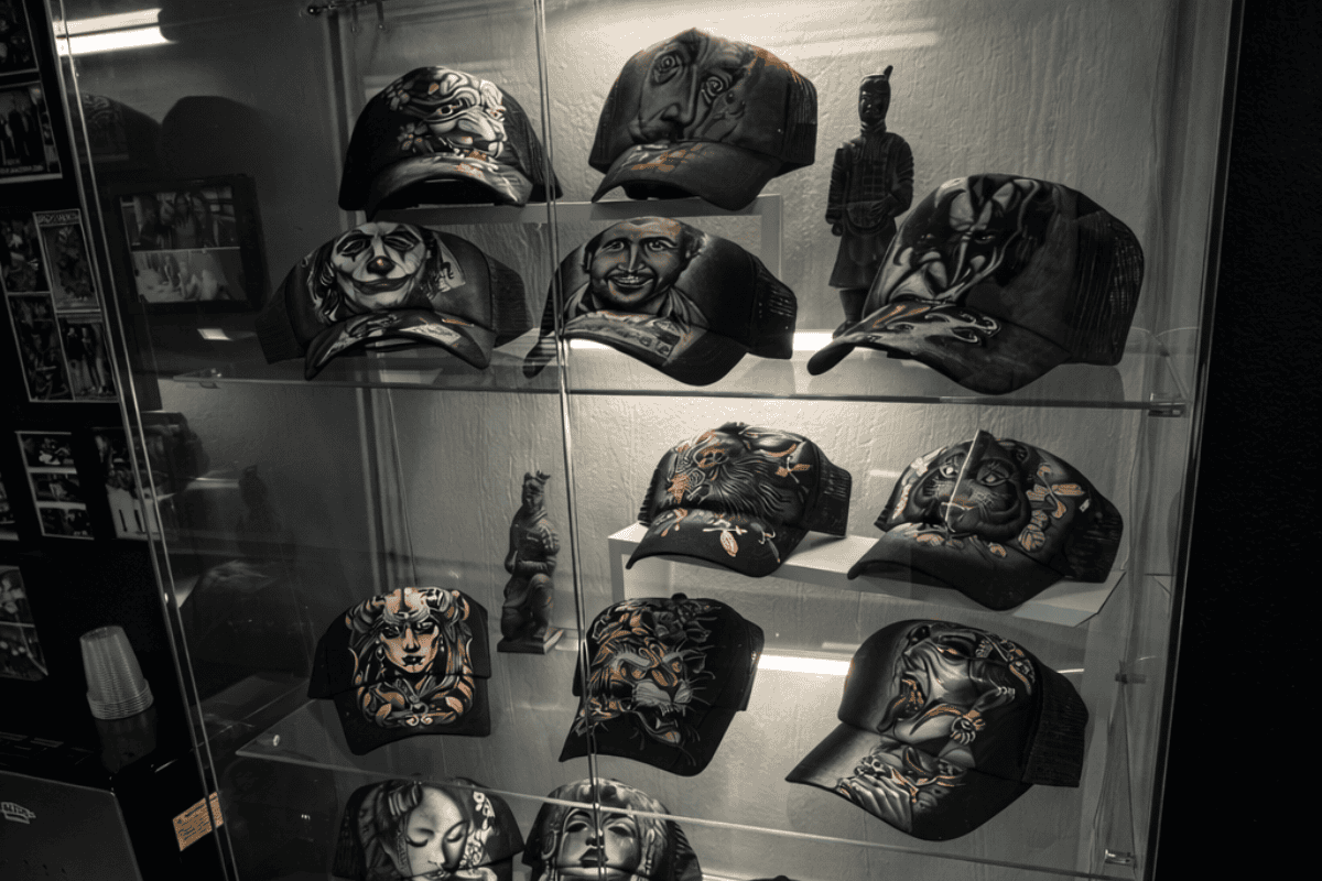 una muestra de las gorras de exposición decoradas por los mejores artistas de tattoo school madrid