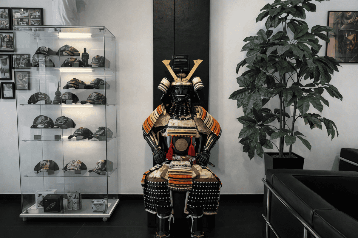 estatua japonesa decorativa de la instalaciones de Tattoo School Madrid