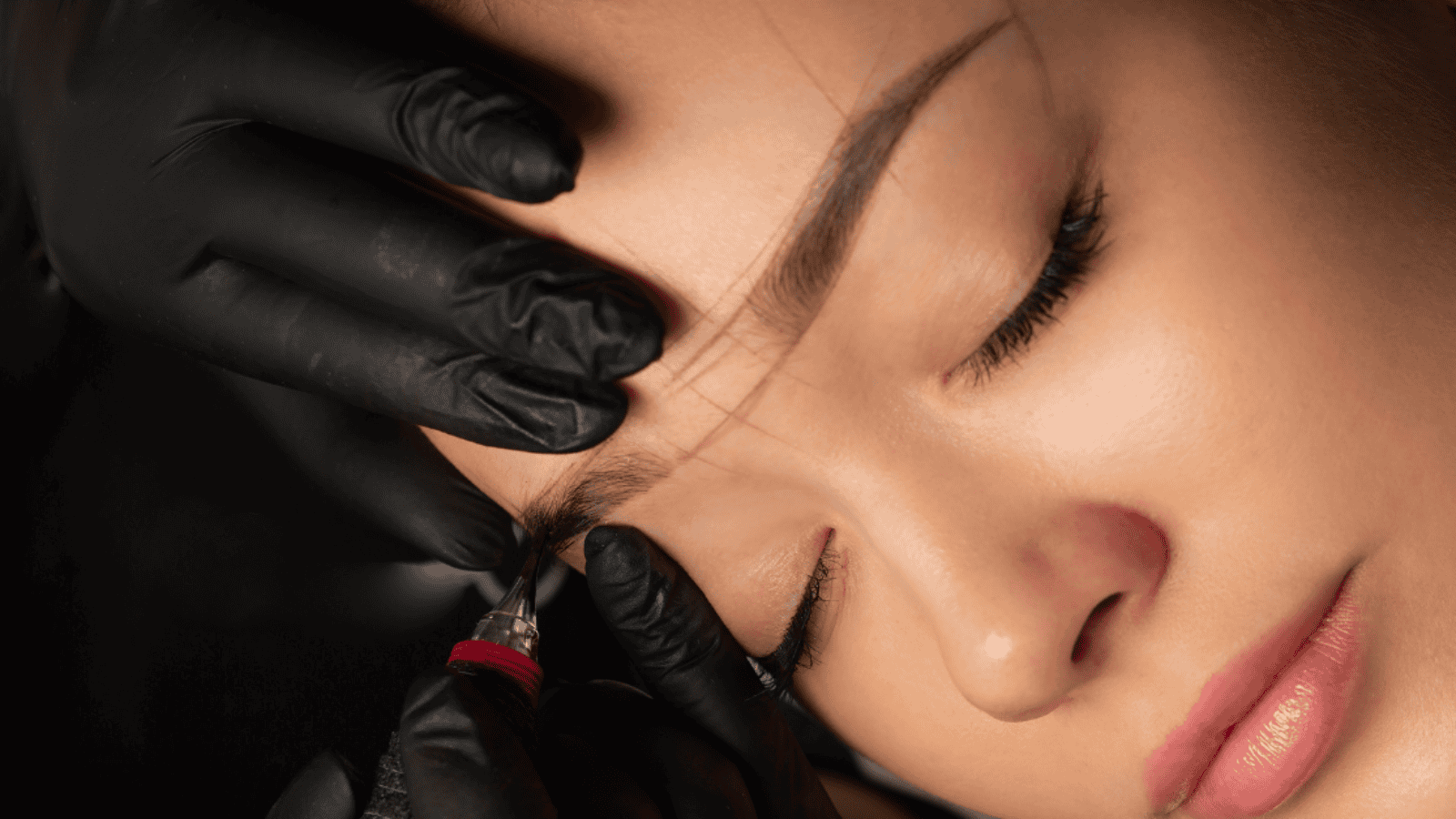 Realizar maquillaje permanente