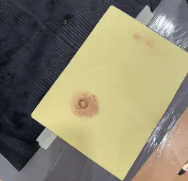 prántica en piel sintetica durante el curso de micropigmentacion de areolas mamarias paramedica en tattoo school madrid