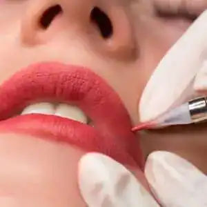 Practica de Micropigmentacion de labios como ejemplo. en una clase de Tattoo School Madrid
