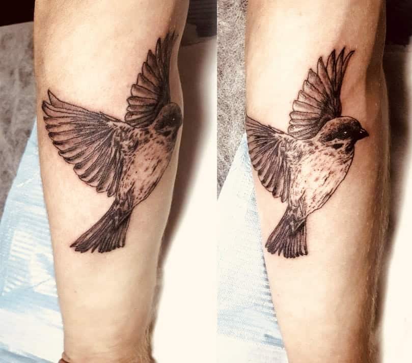 Gorrión tatuado en el antebrazo, símbolo de libertad y esperanza.