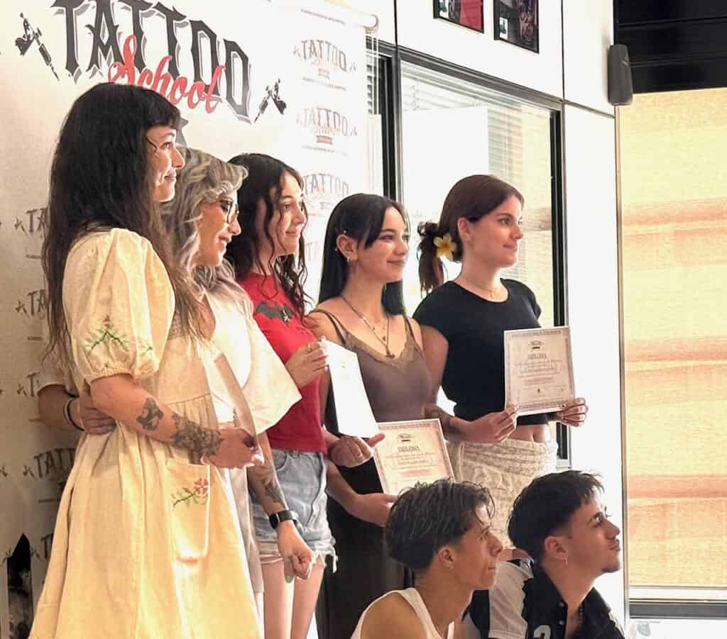 Tatuadoras en formación recibiendo certificados en Tattoo School Madrid, academia de tatuajes en Mad.