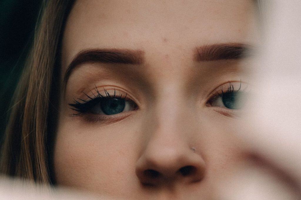 Cejas hiperrealistas ejemplo