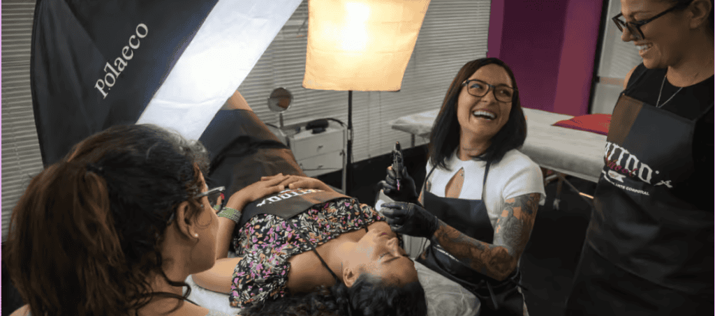 Demostración de cejas pelo a pelo durante el curso de micropigmentacion y microblading homologado