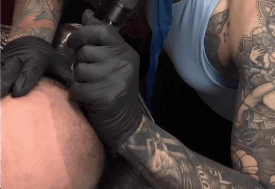 Práctica de tricopigmentación sobre modelo real durante el Curso de Micropigmentación Capilar en Tattoo School Madrid.