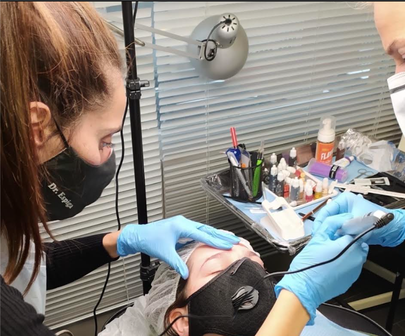 Alumna realizando una práctica real durante el Curso de Micropigmentación Homologado en Tattoo School Madrid, con formación personalizada y supervisión de expertos.