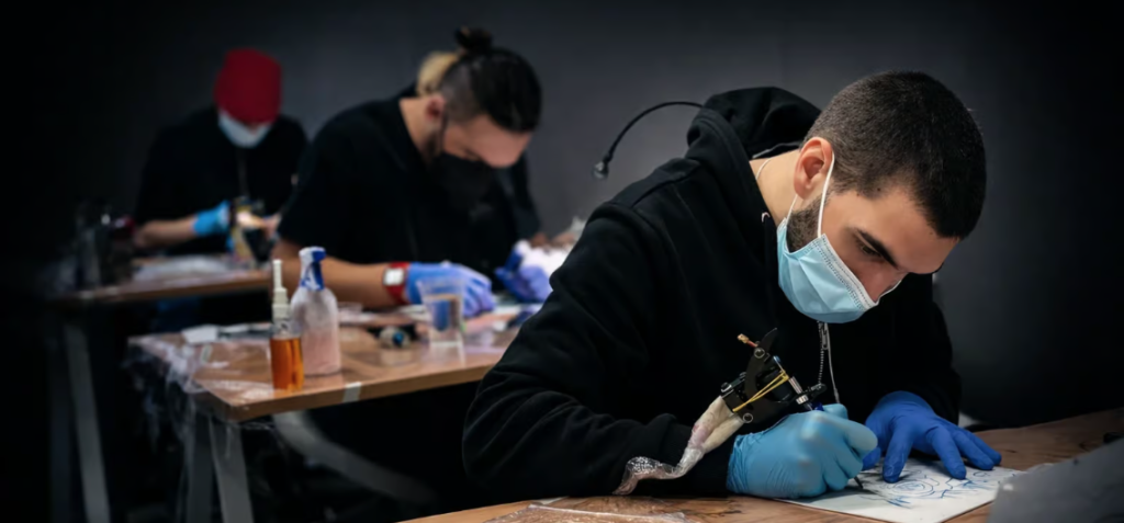 En Tattoo School Madrid solo admitimos 6 alumnos por clase dando nuestra exclusividad y dedicacion a alumno