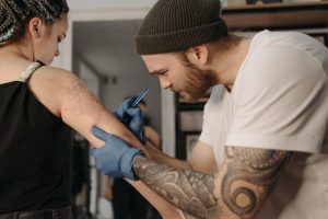 Alumno tatuando Modalidades cursos tatuaje