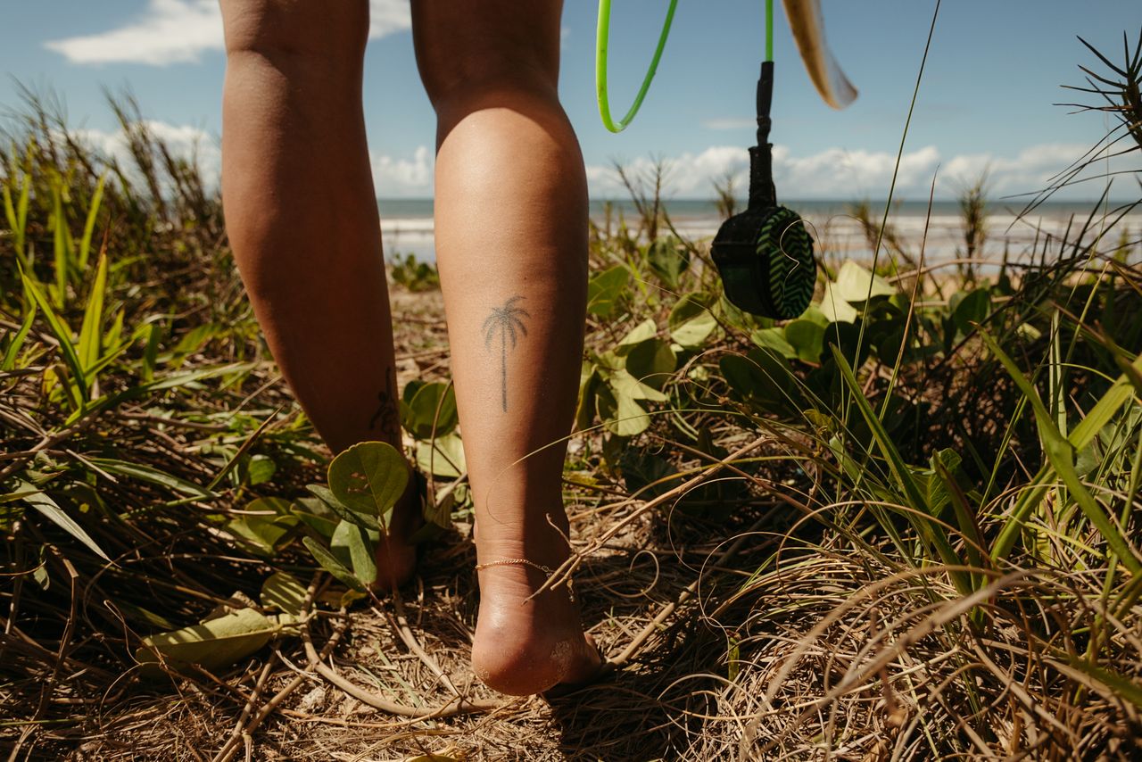 Tatuaje en las piernas con significado de una palmera